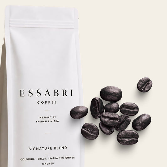 Tasse de café Essabri Coffee sur soucoupe minimaliste — maison française de café de spécialité torréfié en Provence