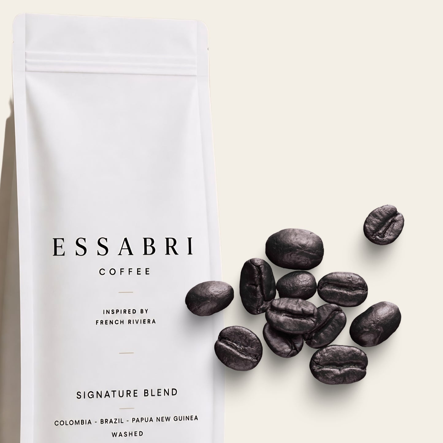 Tasse de café Essabri Coffee sur soucoupe minimaliste — maison française de café de spécialité torréfié en Provence