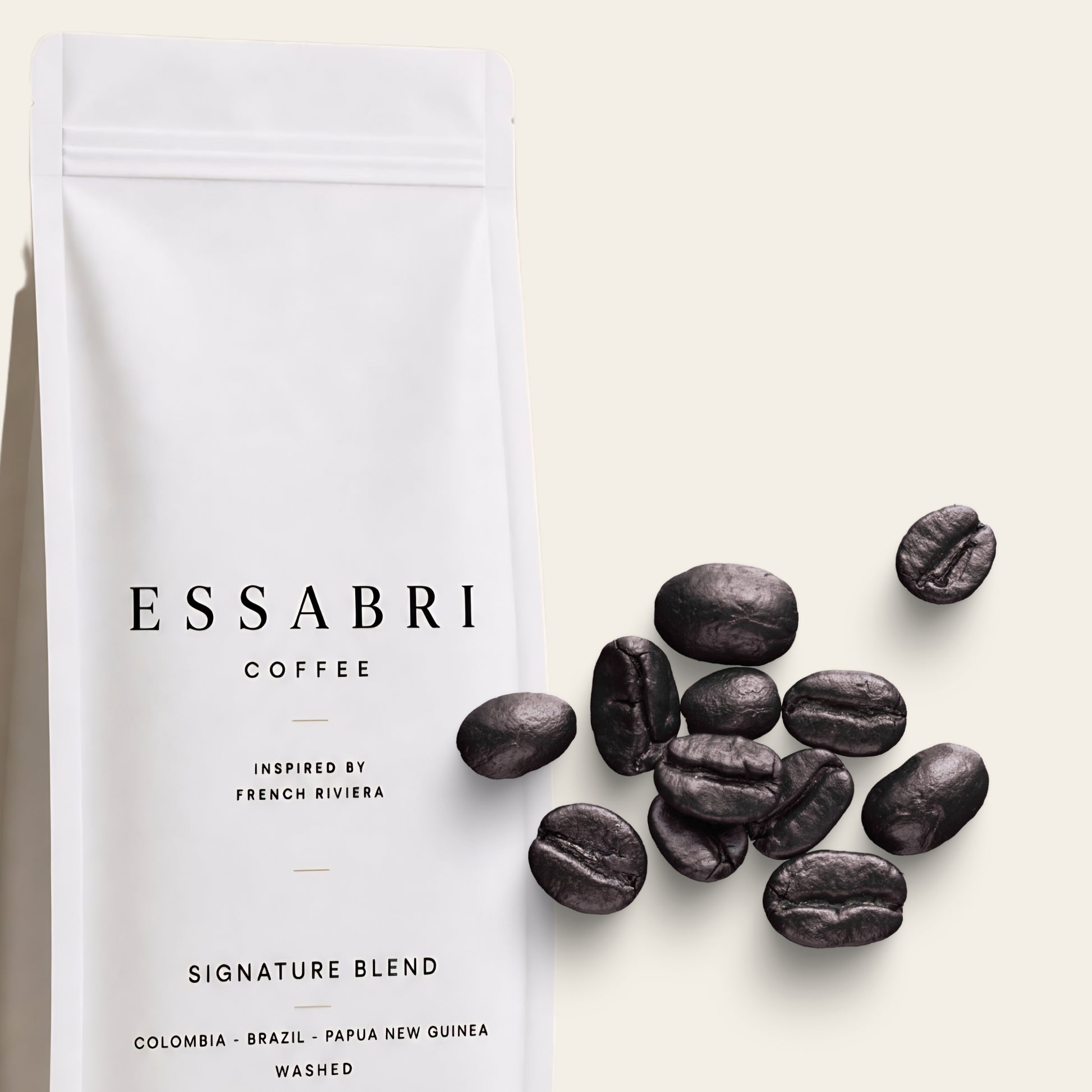 Tasse de café Essabri Coffee sur soucoupe minimaliste — maison française de café de spécialité torréfié en Provence